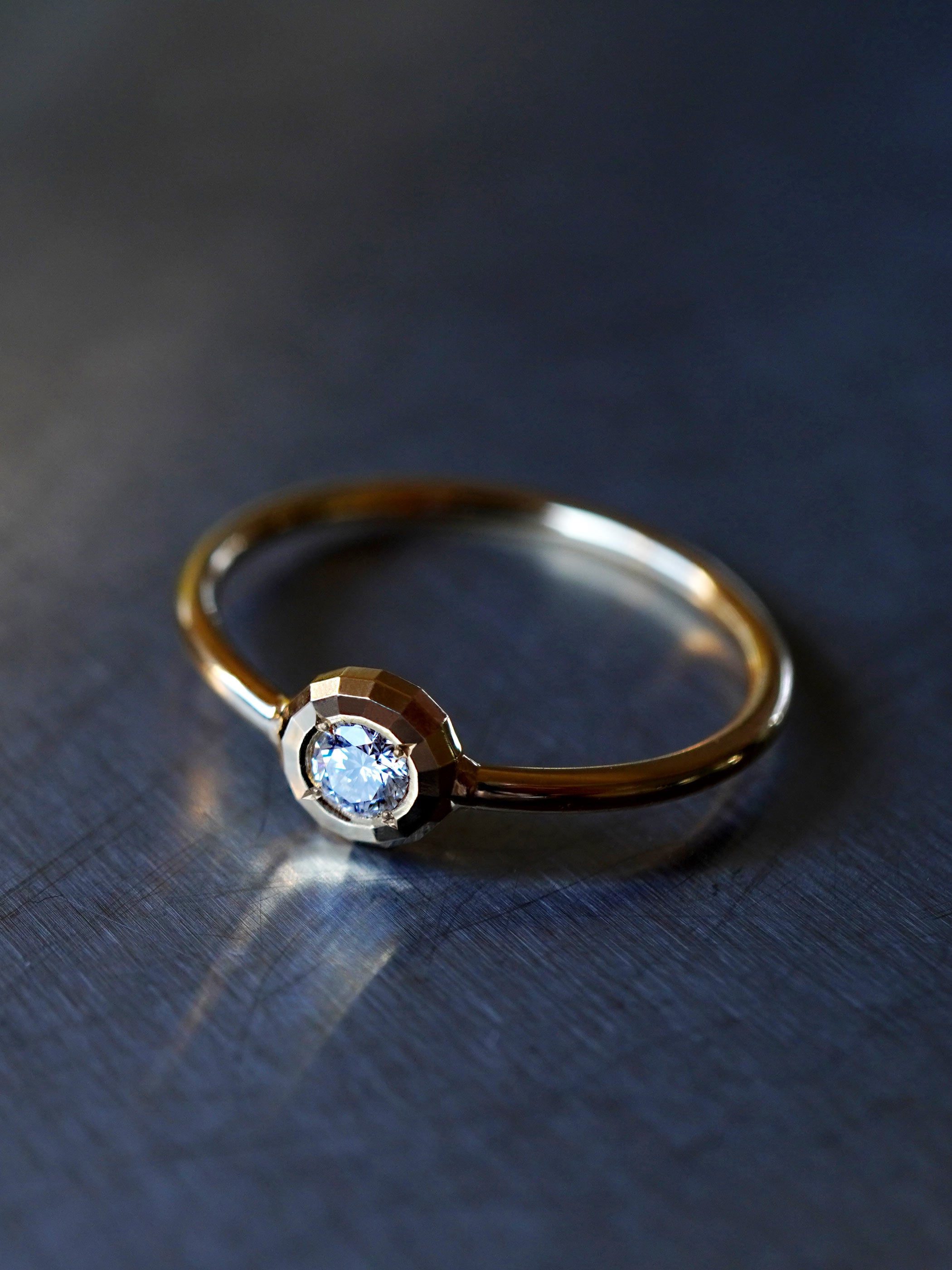 高さをおさえたフラットなデザインです