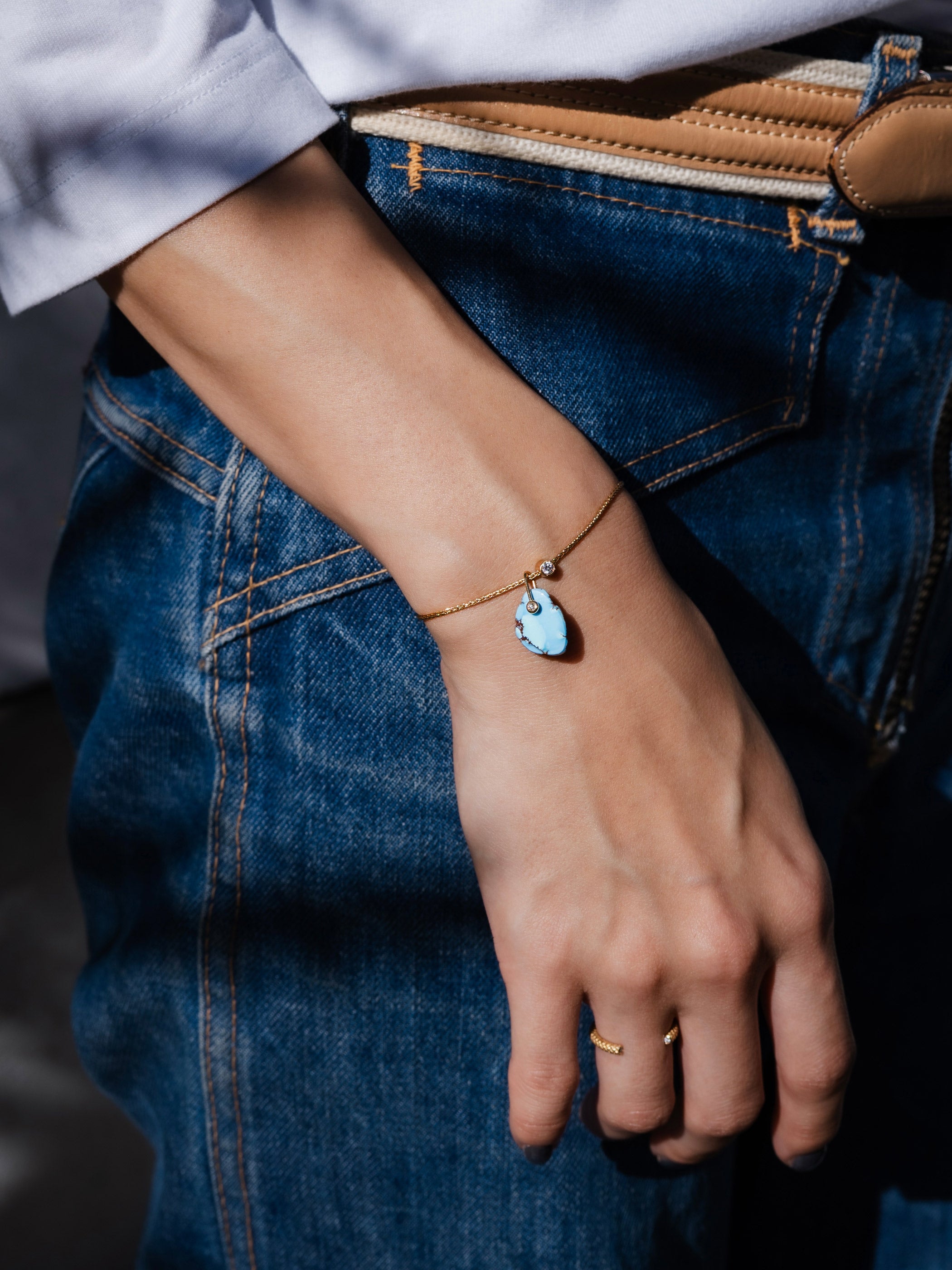 着用イメージです。ブレスレットのチャームとしても